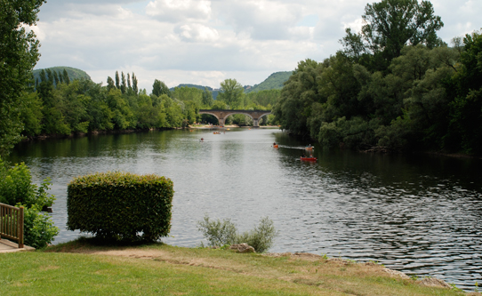 canoeing-on-dordogne-river-france
